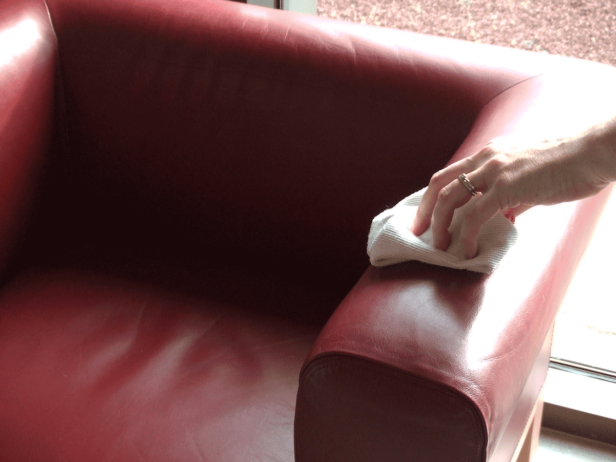 Nettoyage de divan en cuir blanc. Protégé, le cuir sera facile à Nettoyer
