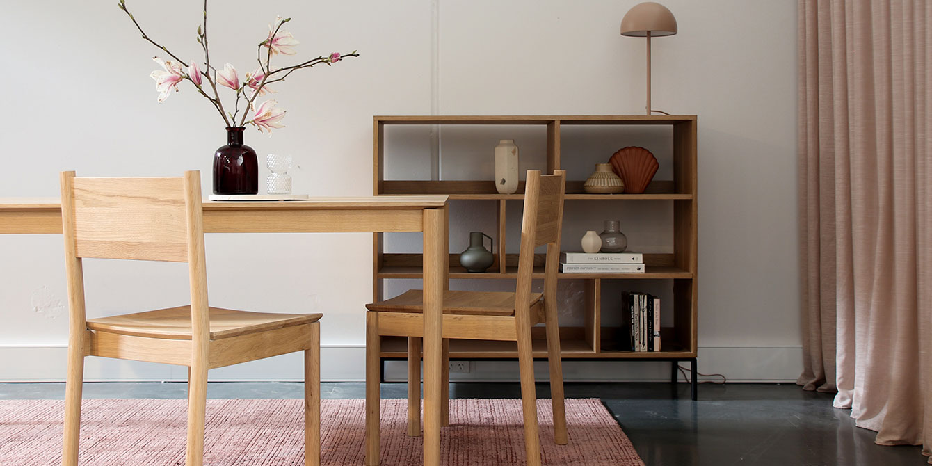 Salon avec mobilier en bois design et agréable chez soi