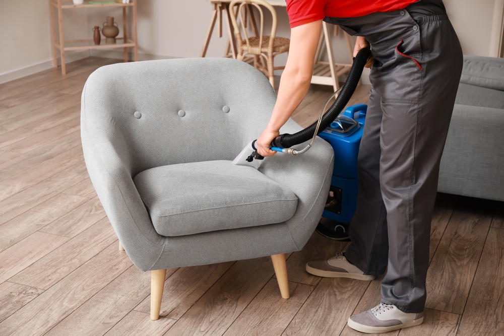 Comment nettoyer un fauteuil en tissu non-déhoussable : astuces