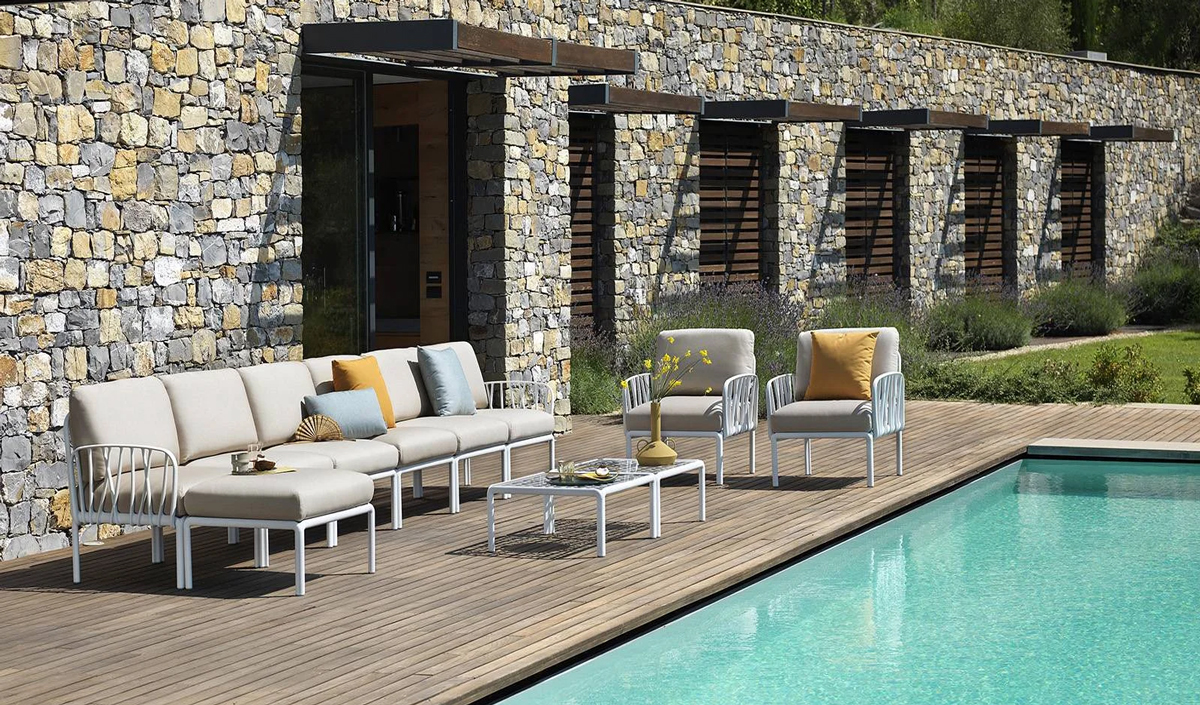 Canapé de jardin Komodo devant une piscine de la marque italienne Nardi