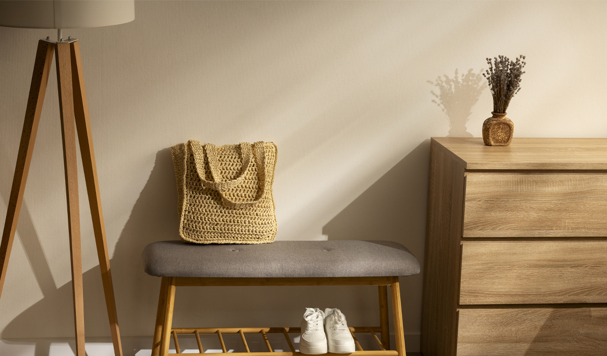 Un banc dans une entrée de maison