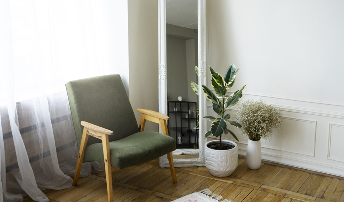 Un fauteuil dans une entrée de maison