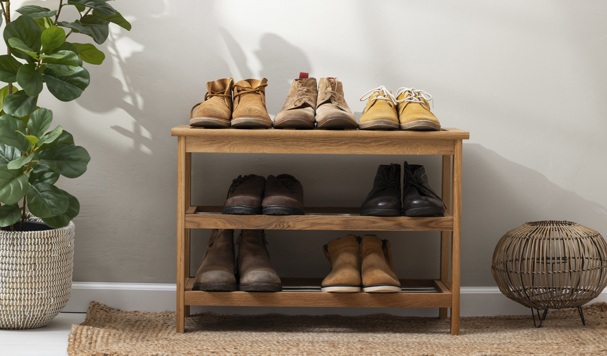 Un meuble à chaussures dans une entrée de maison