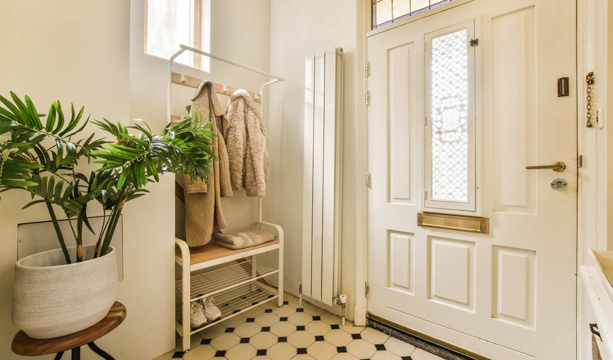 Un portemanteau dans une entrée de maison