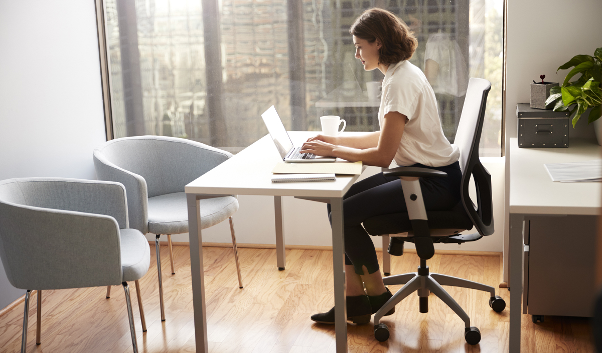 Les caractéristiques de la chaise ou du fauteuil de bureau idéal pour une bonne posture assise