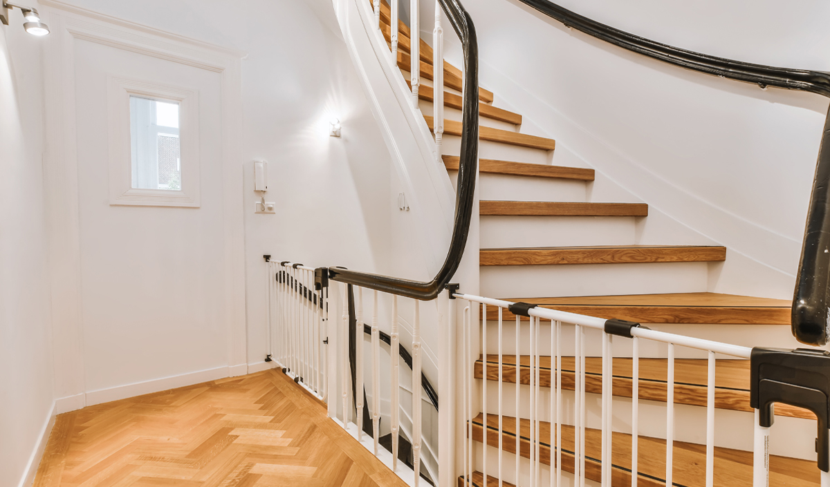 Installer une barrière de sécurité à l'entrée des escaliers pour les bébés et jeunes enfants