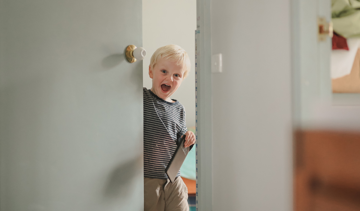 Bloquer les portes pour éviter aux jeunes enfants de se coincer les doigts