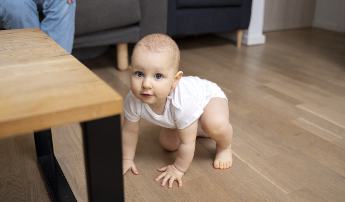 Installer des protections autour des tables et des autres meubles de la maison pour les bébés et jeunes enfants