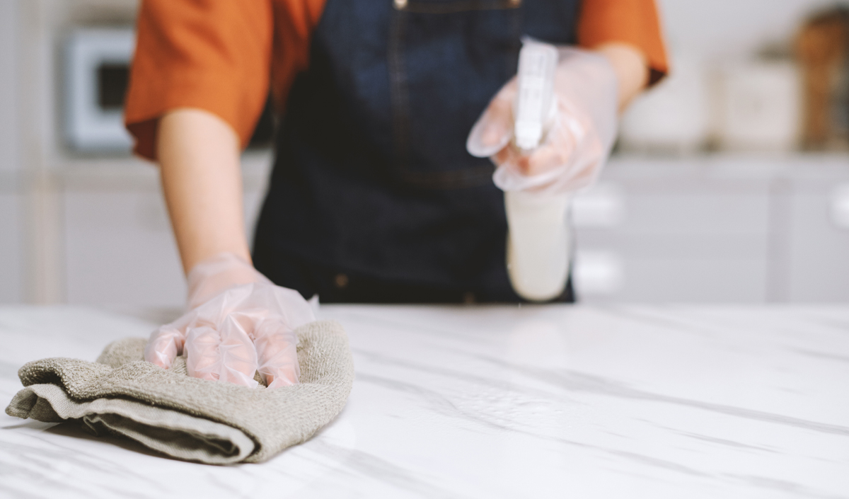 Comment enlever les tâches sur une table en marbre